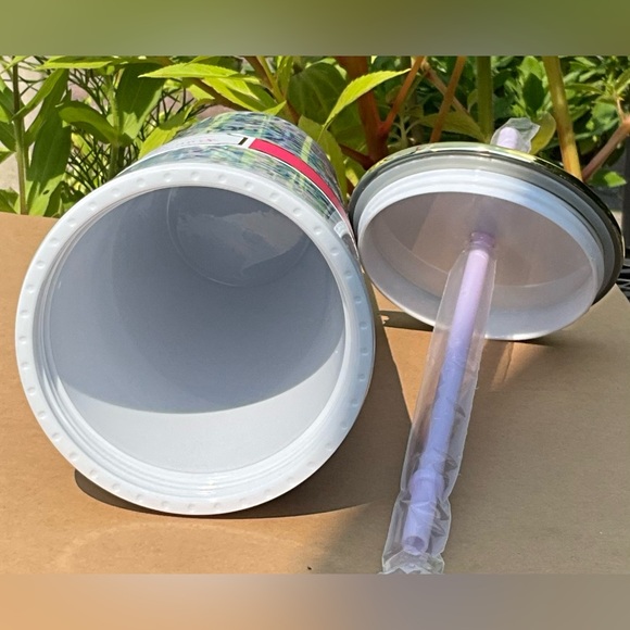 Brand New Lilly Pulitzer Tumbler with Straw Featured in Shell Of A Party 202203 - Picture 4 of 5